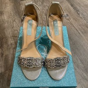 Betsey Johnson Women's Sb-Juno Dress Sandal Heels